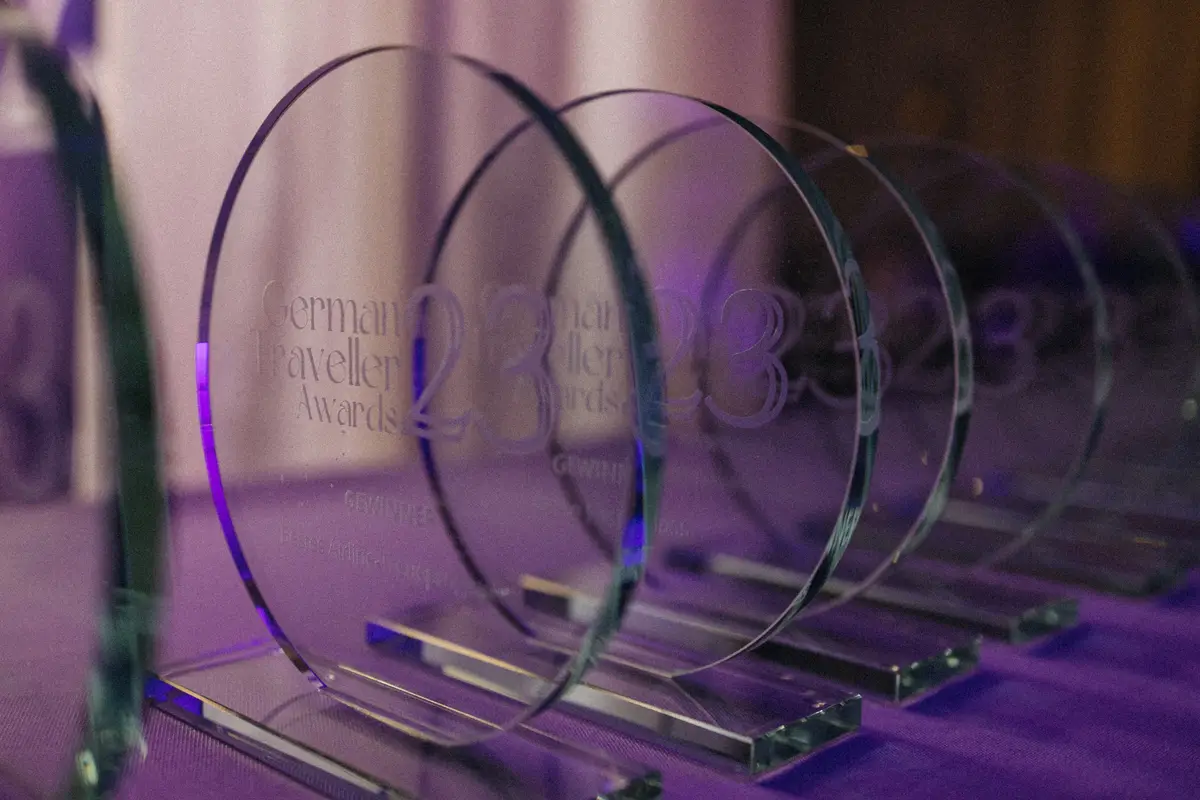 Gläserne Award-Trophäen der German Traveller Awards