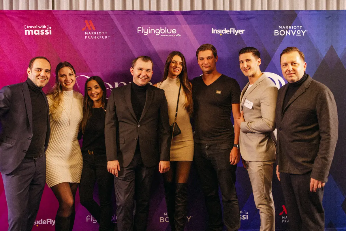 Gruppenfoto der Gäste vor der Award-Wand