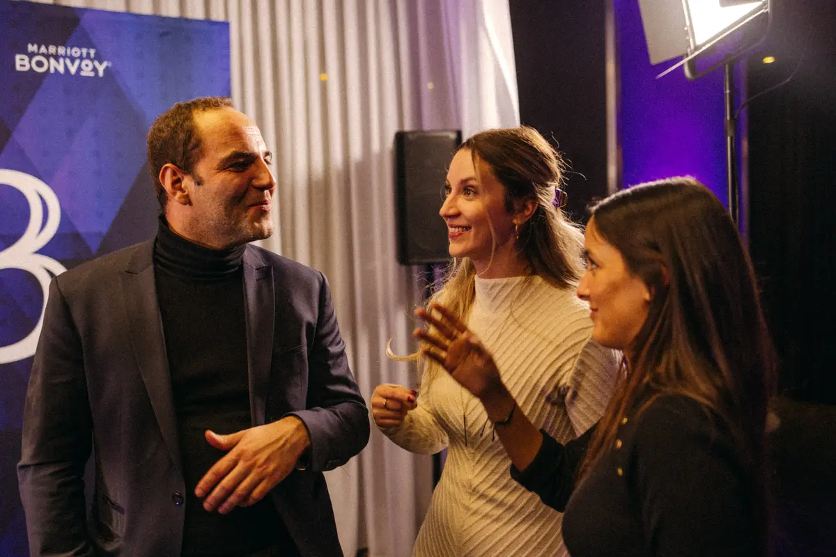Gäste im Gespräch bei der Award-Nacht