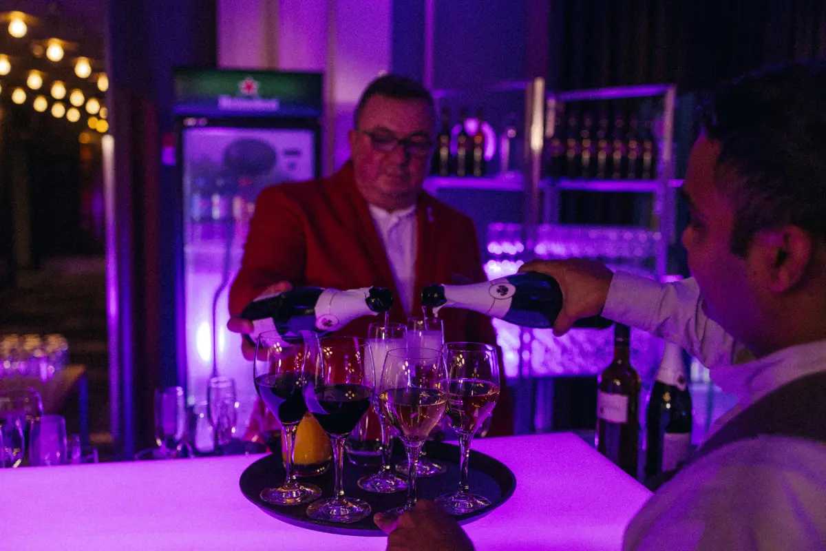 Bar mit Getränken in violettem Licht